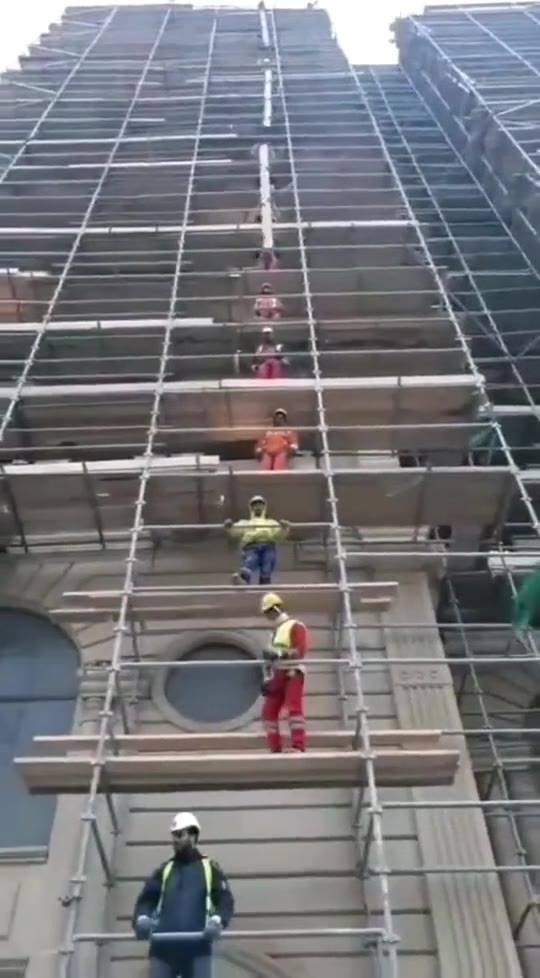 新奇至極 哪個國家竟如此運送建筑材料？